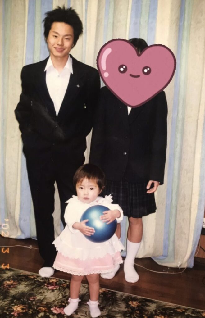 右が山内あいなさん
左は兄
中央の小さな子は妹